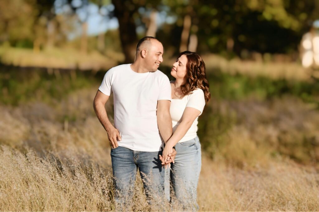 Noiva tranquila durante o planejamento do casamento, sentindo segurança nas escolhas